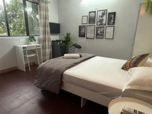 Un dormitorio con una cama grande y un escritorio. en Flow: Private Studio in Koregaon Park. WiFi AC SmartTv, en Pune