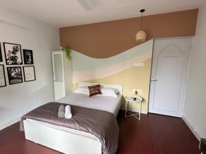 Un dormitorio con una cama grande y una mesa. en Flow: Private Studio in Koregaon Park. WiFi AC SmartTv, en Pune 10 fotos más