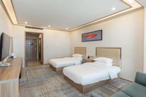 Łóżko lub łóżka w pokoju w obiekcie Starway Hotel Chifeng Wanda Plaza