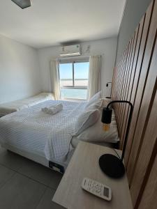 1 dormitorio con 1 cama, ventana y mesa en Departamento en Corrientes en Corrientes