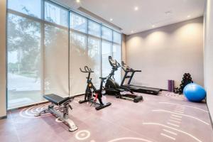 - une salle de sport avec 3 vélos d'exercice et un ballon dans l'établissement Hanting Hotel Shaoxing Binhai Commercial Center, à Tangwan