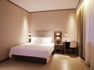 Llit o llits en una habitació de Hanting Hotel Changchun Jilin Road