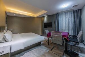 Łóżko lub łóżka w pokoju w obiekcie Starway Hotel Ji'an Jinggangshan Avenue People's Square