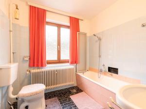 Ένα μπάνιο στο Holiday Home in Lengdorf near Ski Slopes