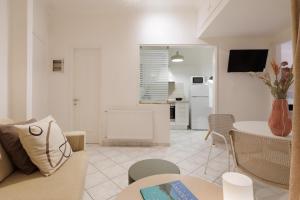 TV a/nebo společenská místnost v ubytování Zampeli Apartment