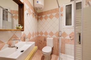 Koupelna v ubytování Zampeli Apartment + 22 fotografií
