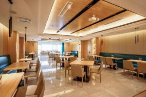 Ресторант или друго място за хранене в Starway Hotel Wenxi Swimming Pool
