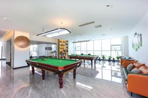 a living room with two pool tables in it at NIHAO Hotel Linyi Jiefang East Road Financial Building in Linyi