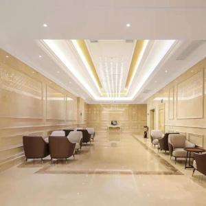 une salle de conférence avec des chaises et des tables dans un bâtiment dans l'établissement Vienna Hotel Shanxi Datong High-Speed Railway Dongxin International, à Shaling
