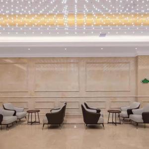 poczekalnia z krzesłami, stołami i lampkami w obiekcie Vienna Hotel Shanxi Datong High-Speed Railway Dongxin International w mieście Shaling