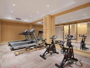 - une salle de sport avec plusieurs vélos d'exercice dans l'établissement Vienna Hotel Shanxi Datong High-Speed Railway Dongxin International, à Shaling