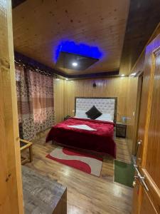 Katil atau katil-katil dalam bilik di Manali Apple Villa