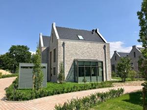 ダンガストにあるVilla Wonderful Dangast in the North Sea Parkの私道のガレージ付きレンガ造り