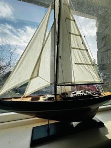 ヴァレンティア島にある7 Knightshaven Holiday Village, Valentia Islandの窓枠に座る小型帆船
