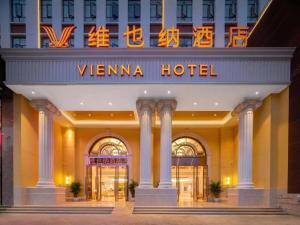 ein Hotel mit einem Schild, das Venna Hotel liest in der Unterkunft Vienna Hotel Lincang New Asia Pacific Times Square in Lincang