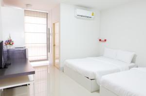 Tempat tidur dalam kamar di Honghub Sakon Hotel