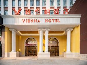 ein Hotel mit einem Schild, das Weinbaugebiet liest in der Unterkunft Vienna Hotel Lincang New Asia Pacific Times Square in Lincang