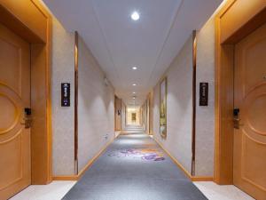 an empty hallway with a hallwayngth at Vienna Hotel Qinghai Xining Wanda Plaza in Xining