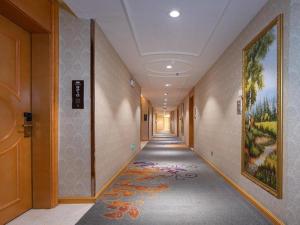 um corredor vazio com um quadro na parede em Vienna Hotel Qinghai Xining Wanda Plaza em Xining