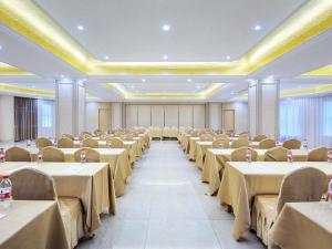 duża sala bankietowa ze stołami i krzesłami w obiekcie Vienna Hotel Shanghai Songjiang Xiaokunshan w mieście Chengxi