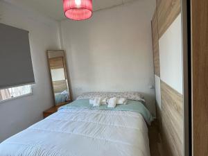 um quarto com uma cama com duas toalhas em Cosy apartment with shared balcony em Sevilha