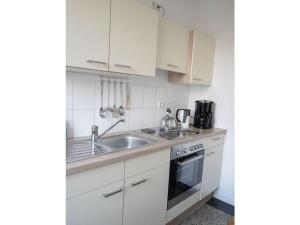 Η κουζίνα ή μικρή κουζίνα στο Holiday apartment in Beatenberg