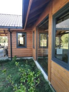 una casa in legno con giardino di fronte di Altos de Huellahue a Panguipulli