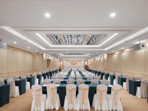 上海的住宿－Vienna Hotel Shanghai Hongqiao Hub National Exhibition Center Huqingping Road，一个带蓝色桌椅的大型宴会厅