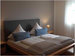 Uma cama ou camas num quarto em Holiday apartment Rosengarten in the Ilztal