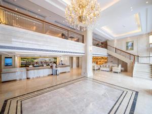 a lobby of a hotel with a chandelier at Vienna Hotel Chaozhou River View in Chaozhou