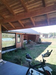 un capannone con due biciclette parcheggiate sotto un tetto di legno di Altos de Huellahue a Panguipulli Altre 27 foto