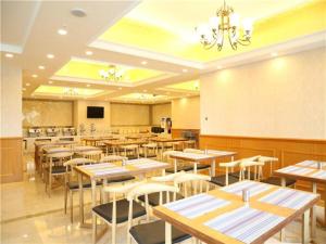 En restaurant eller et spisested på Vienna Hotel Shandong Laizhou Langhu International Plaza