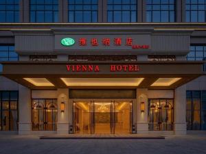 uma entrada do hotel com uma placa que lê o Hotel Viena em Vienna Hotel Guangdong Shaoguan Shaonan Avenue em Shaoguan