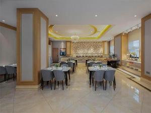 En restaurant eller et spisested på Vienna Hotel Shaanxi Hanzhong Central Square High-Speed Railway Station