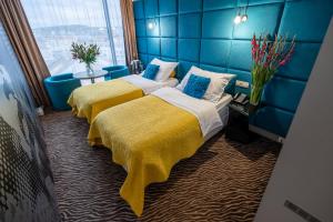 Cette chambre comprend 2 lits et une fenêtre. dans l'établissement Sono Hotel, à Brno