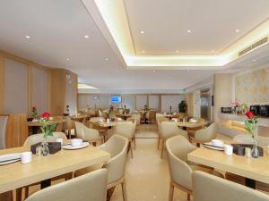 Vienna Hotel Guizhou Xingren 레스토랑 또는 맛집