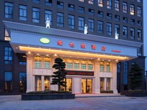 un edificio con una señal delante de él en Vienna Hotel Zhejiang Jinhua Jinyuhuayuan, en Chengnan