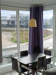 mesa y sillas en una habitación con ventana en Plena naturaleza en Pleno San Sebastián, en San Sebastián