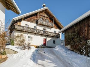 una casa con balcone nella neve di Spacious house near ski area in Sankt Johann a Sankt Johann im Pongau