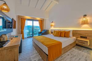 une chambre d'hôtel avec un lit et une cuisine dans l'établissement Hotel Meri All inclusive, à Ölüdeniz