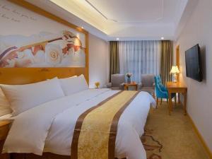 Vienna Hotel Chongqing Wanzhou Wanda Plaza في Wanxian: غرفة نوم بسرير كبير في غرفة الفندق