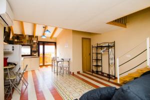 een keuken en een woonkamer met een tafel en stoelen bij Mediterranean Terraces - Beach Paradise in Villajoyosa