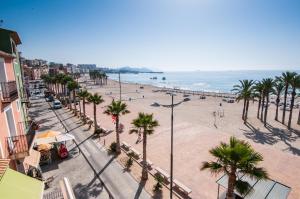 een uitzicht op een strand met palmbomen en de oceaan bij Mediterranean Terraces - Beach Paradise in Villajoyosa