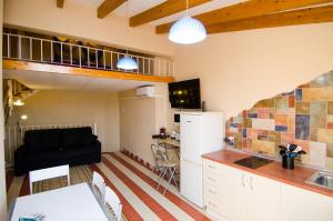 een keuken en een woonkamer met een loft bij Mediterranean Terraces - Beach Paradise in Villajoyosa