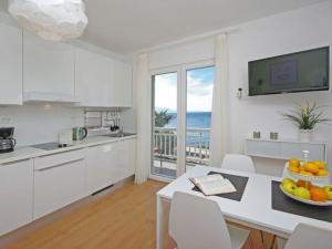 Majoituspaikan Holiday apartment beach house IVA App 1 keittiö tai keittotila