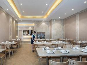 En restaurant eller et spisested på Vienna Hotel Fuzhou Changle Shouzhan Hangcheng Metro Station