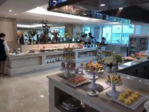 una linea a buffet con molti tipi diversi di dessert di Venus International Hotel Guangdong Huizhou West Lake a Huizhou