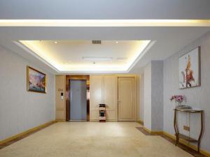 a hallway of a building with at Vienna Hotel Guiyang Yunyan District Government in Guiyang