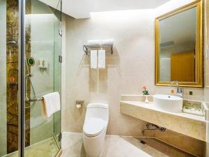 La salle de bains est pourvue de toilettes, d'un lavabo et d'une douche. dans l'établissement Vienna Hotel Hunan Yueyang Linxiang, à Linxiang