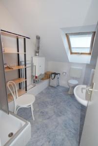 uma casa de banho com um lavatório e um WC em Ferienhaus Helder em Dorum Neufeld
